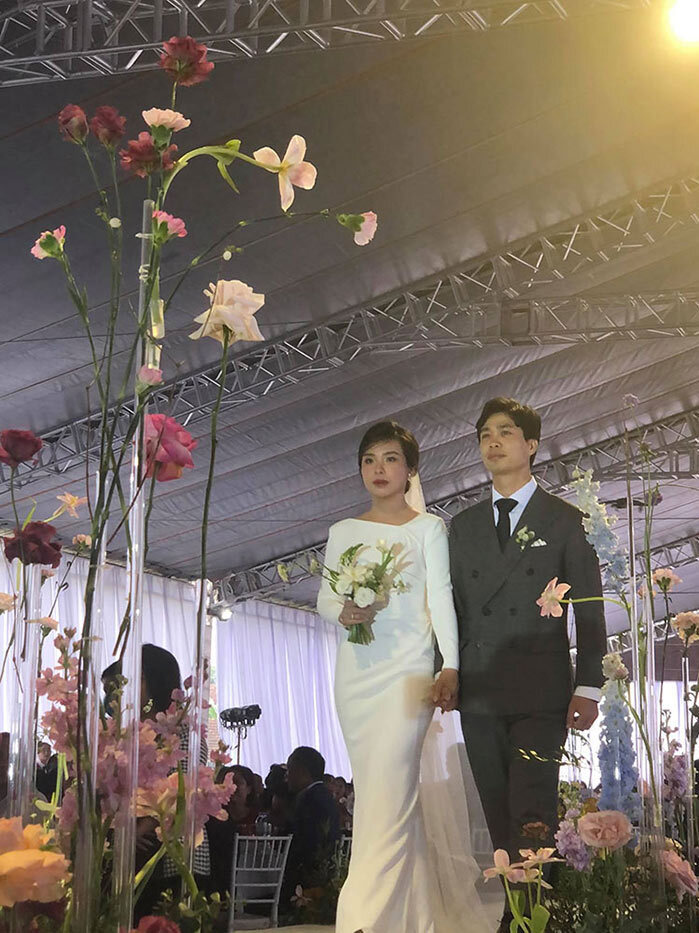  
Hình ảnh Công Phượng và Viên Minh trong hôn lễ ngày hôm nay tại Nghệ An. (Ảnh: Vietnamnet)