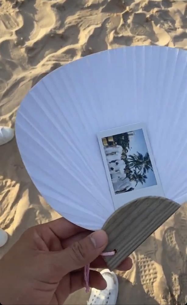  
Quạt và ảnh chụp lấy ngay trên bãi biển là món quà tại đám cưới ở Phú Quốc. (Ảnh: Chụp màn hình)