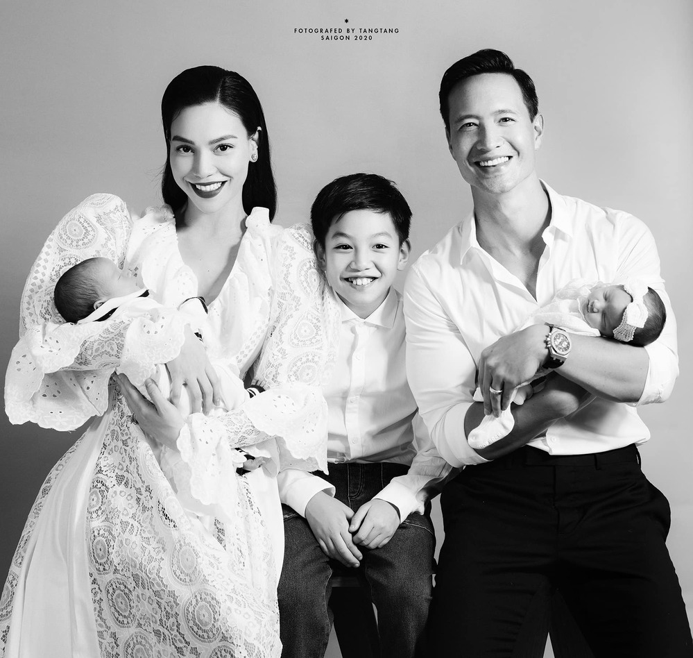  
Khung hình đẹp và đầy hạnh phúc của gia đình Hồ Ngọc Hà - Kim Lý. (Ảnh: FBNV) - Tin sao Viet - Tin tuc sao Viet - Scandal sao Viet - Tin tuc cua Sao - Tin cua Sao