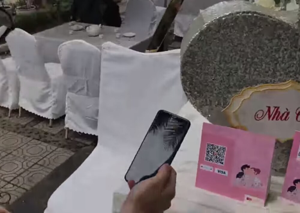  
Mạng xã hội từng xôn xao trước việc quan khách mừng cưới bằng cách quẹt thẻ và scan mã QR. (Ảnh: Cắt từ clip)