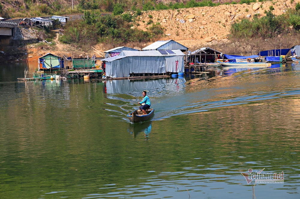  
Những căn nhà nhỏ lênh đênh trên mặt nước ở lòng hồ Đắk Hil. 