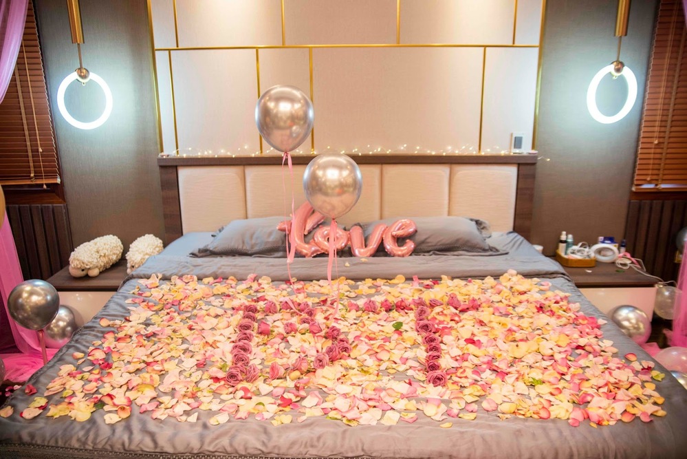  
Phòng tân hôn của vợ chồng Quý Bình được trang trí rất nhiều cánh hoa hồng (Ảnh: FBNV). - Tin sao Viet - Tin tuc sao Viet - Scandal sao Viet - Tin tuc cua Sao - Tin cua Sao