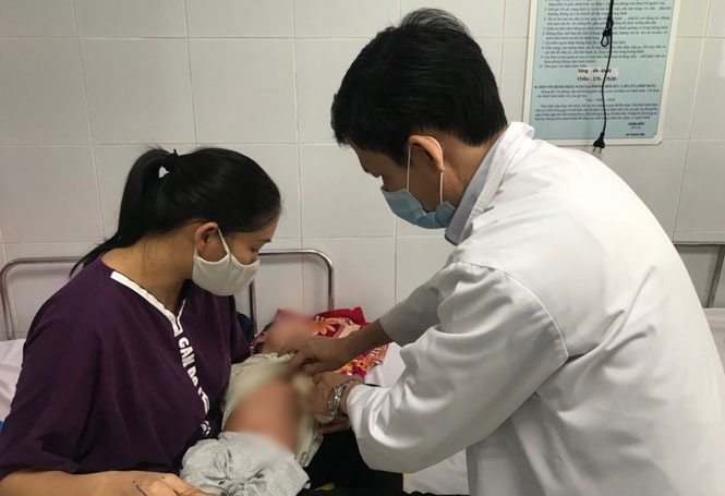  
Bác sĩ điều trị cho trẻ nhỏ tại Bệnh viện Nhi Trung Ương. (Ảnh: Xã Luận)