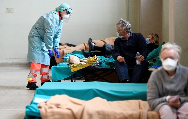  
Bệnh nhân nhiễm dịch điều trị tại bệnh viện dã chiến ở Ý. (Ảnh: RFI)