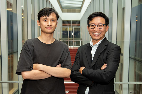  
Sinh viên Phùng Minh Tuấn và thầy hướng dẫn trực tiếp, Tiến sĩ Đinh Ngọc Minh, giảng viên khoa Khoa học và Công nghệ, Đại học RMIT. (Ảnh: Vietnamnet)