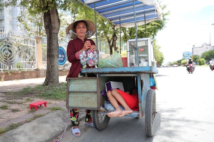  
Cô Phượng chính là nguồn sống đầy hy vọng đối với hai đứa nhỏ (Nguồn: SaoStar)