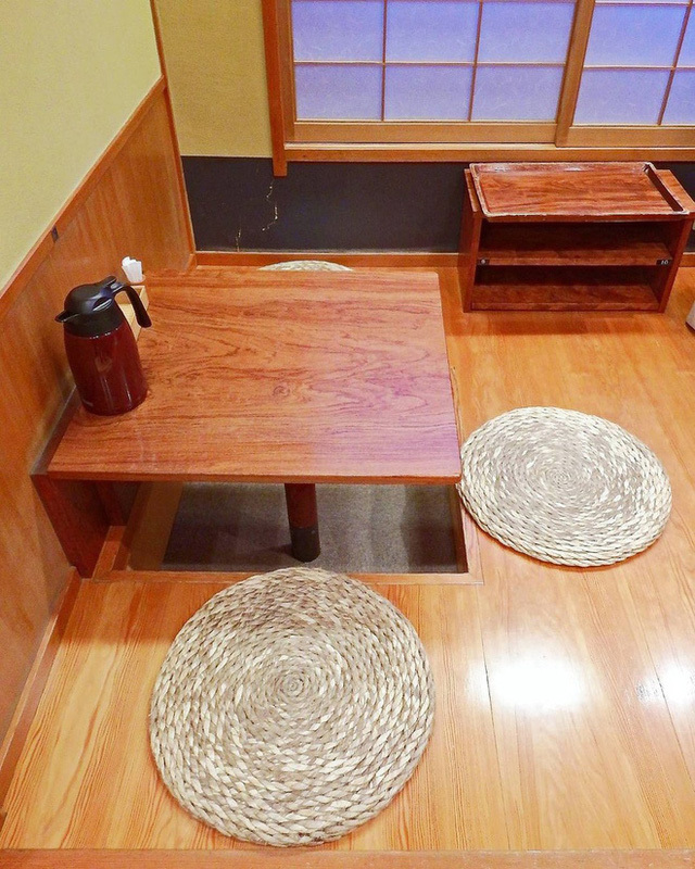  
Chỗ ngồi bên trong quán được cho là khá hẹp, chỉ đơn giản có bàn gỗ và miếng lót để ngồi. (Ảnh: Husmarried​)
