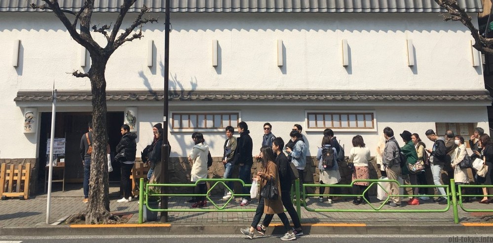  
Hầu hết thời gian, trước cửa Tamahide luôn có hàng khách dài đợi giờ mở cửa. (Ảnh: Food Sake Tokyo)