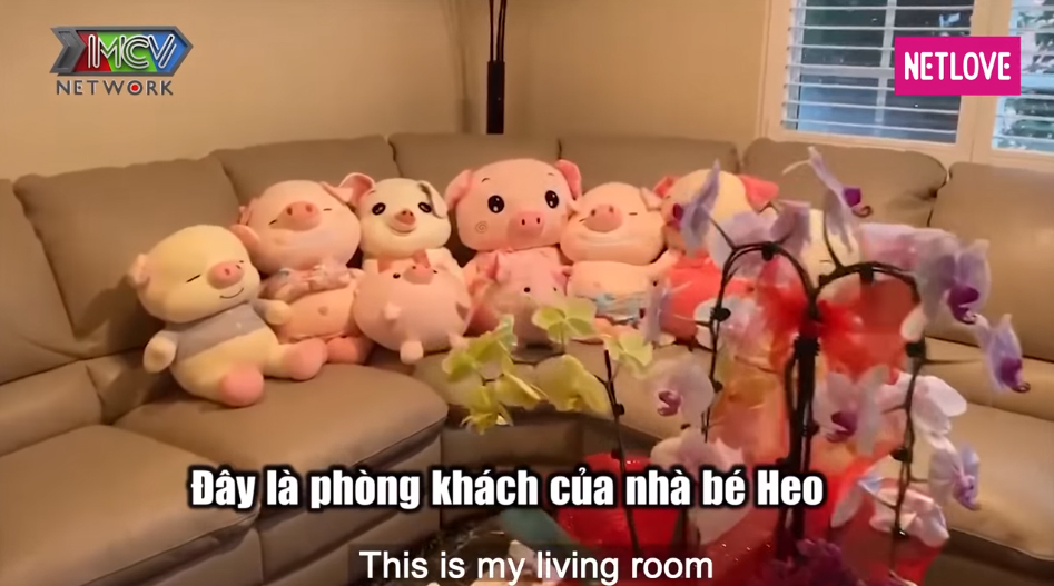  
Cả trên ghế sofa, 7 thú nhồi bông hình heo cũng được bày biện. (Ảnh: Chụp màn hình) - Tin sao Viet - Tin tuc sao Viet - Scandal sao Viet - Tin tuc cua Sao - Tin cua Sao