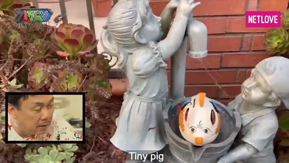  
Sân trước nhà được trang trí với những hình nộm heo đất. (Ảnh: Chụp màn hình) - Tin sao Viet - Tin tuc sao Viet - Scandal sao Viet - Tin tuc cua Sao - Tin cua Sao