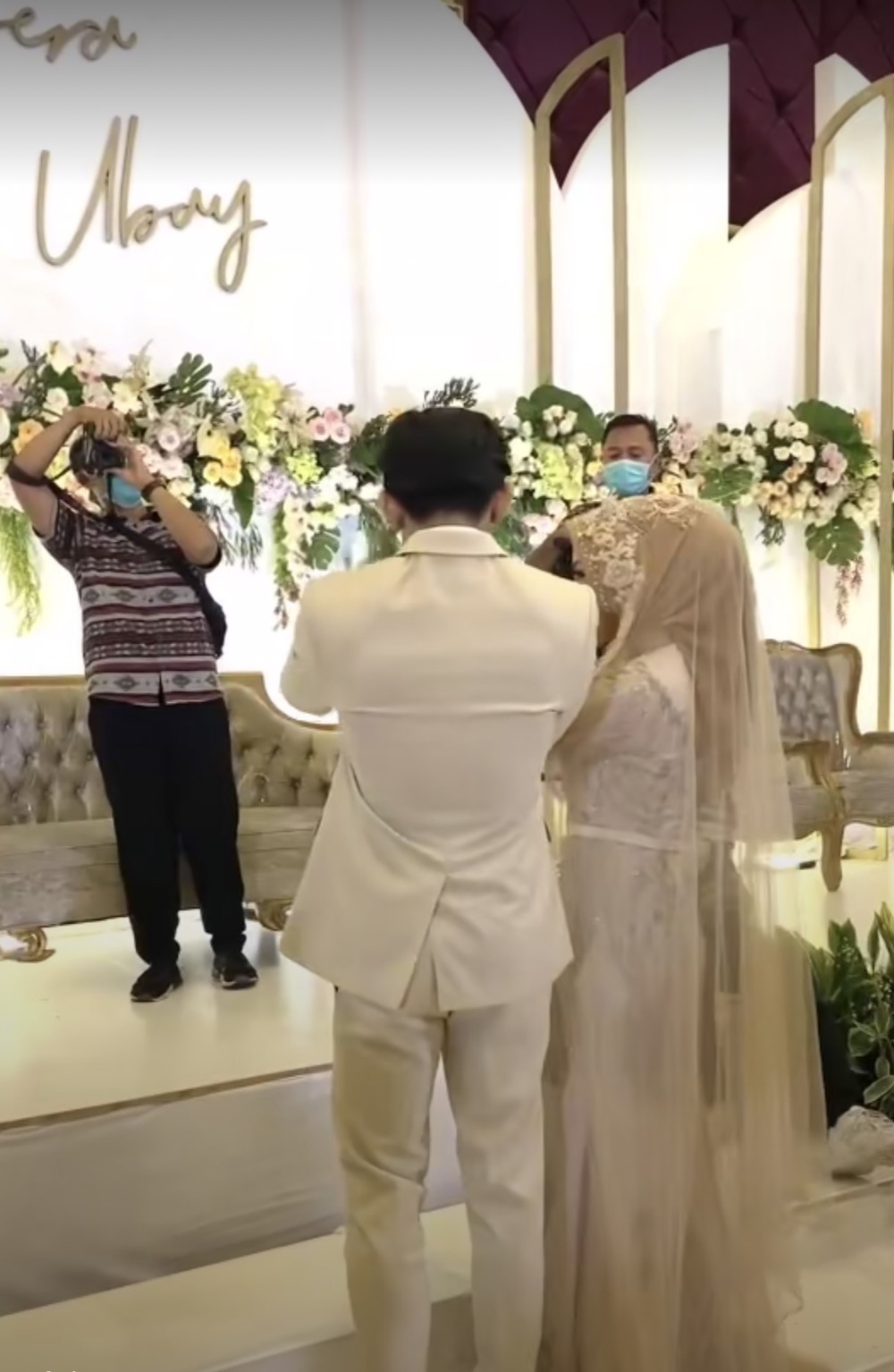  
Cặp đôi cô dâu - chú rể cùng tung hoa cưới. (Ảnh cắt từ clip)