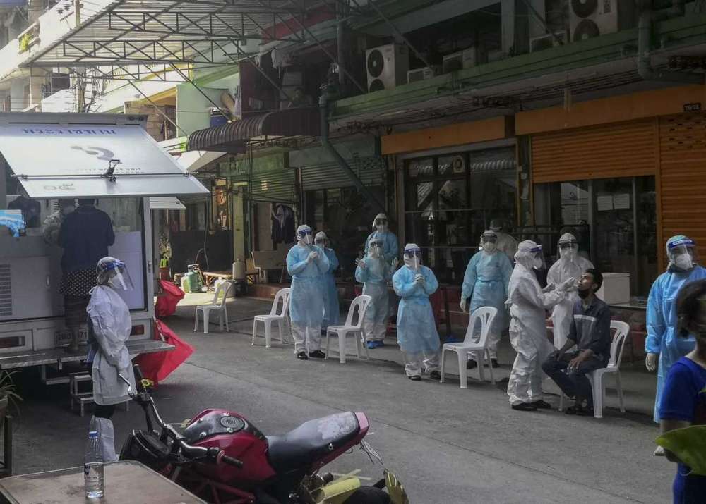  
Nhân viên y tế đang sắp xếp khu vực lấy mẫu xét nghiệm ở chợ Samut Sakhon. (Ảnh: Yahoo News)
