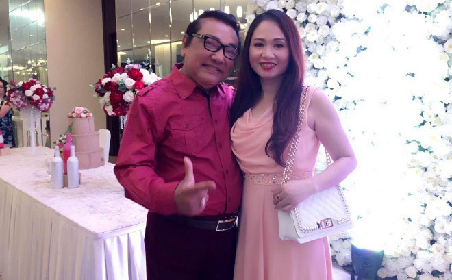  
Nghệ sĩ Phú Quý bên cạnh người vợ kém 22 tuổi của mình (Ảnh: Vietnamnet) - Tin sao Viet - Tin tuc sao Viet - Scandal sao Viet - Tin tuc cua Sao - Tin cua Sao