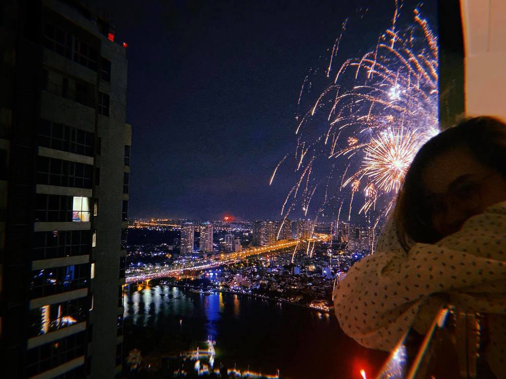  
Chùm pháo hoa rực sáng bầu trời Sài Gòn, đón chào năm mới 2021. (Ảnh: T.T.). 