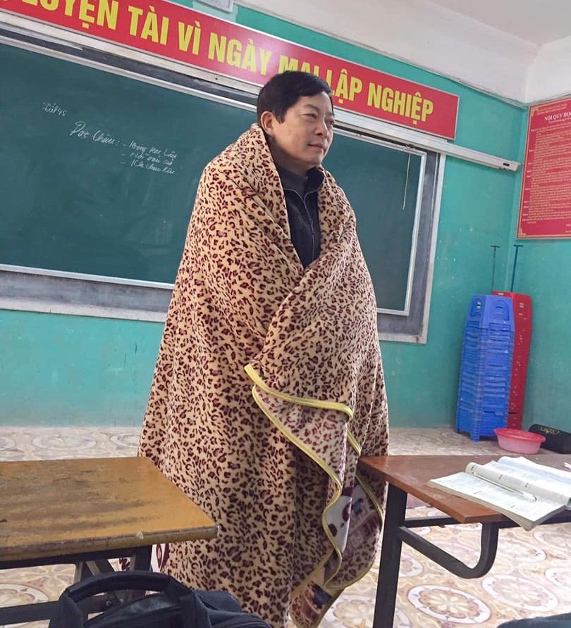 
Hình ảnh thầy giáo cuộc mình trong chiếc chăn khiến dân mạng thích thú. (Ảnh: Tin Bắc Giang)