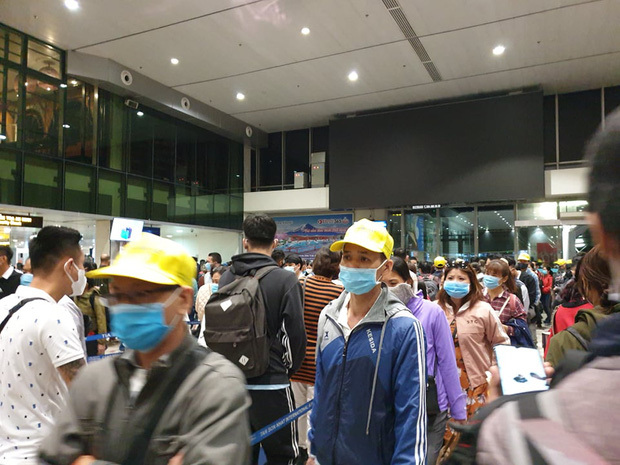  
Cảnh tượng đông đúc tại sân bay Tân Sơn Nhất khiến nhiều người lo lắng việc phòng dịch. (Ảnh: Lao Động).
