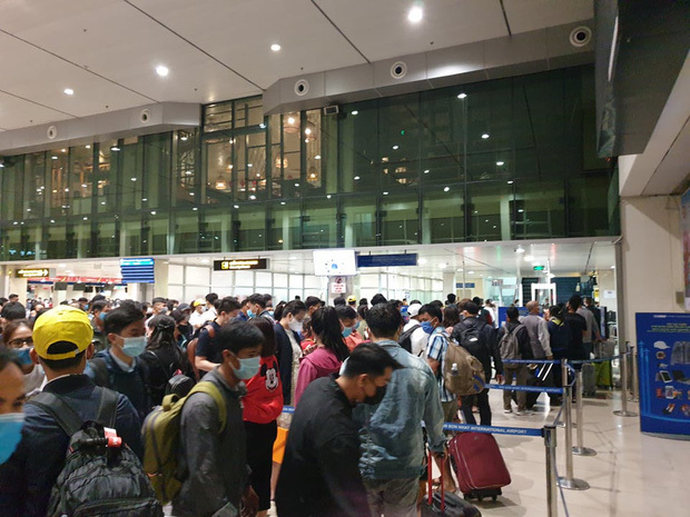  
Lượng khách rất lớn trong ngày cuối năm tại sân bay Tân Sơn Nhất. (Ảnh: 24h).