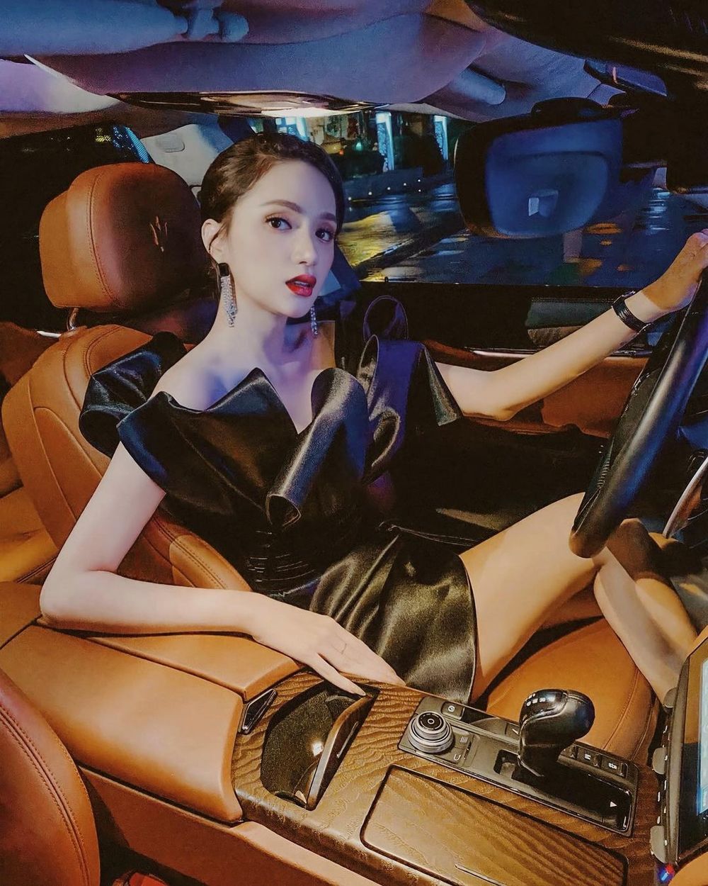 
Hương Giang diện váy đen kiêu kỳ, tạo dáng trong xế hộp sang chảnh. Ảnh: Instagram