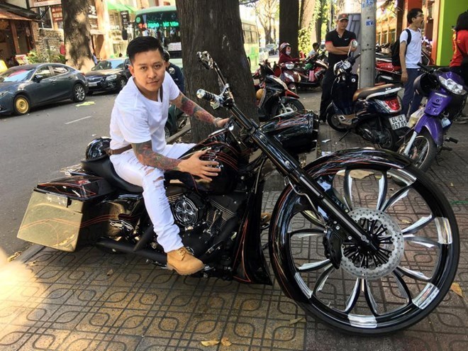 
Anh đam mê tốc độ và sở hữu nhiều chiếc mô tô phân khối lớn, trong hình là chiếc Ducati Diavel Cromo, giá khoảng 720 triệu đồng. (Ảnh: FBNV)