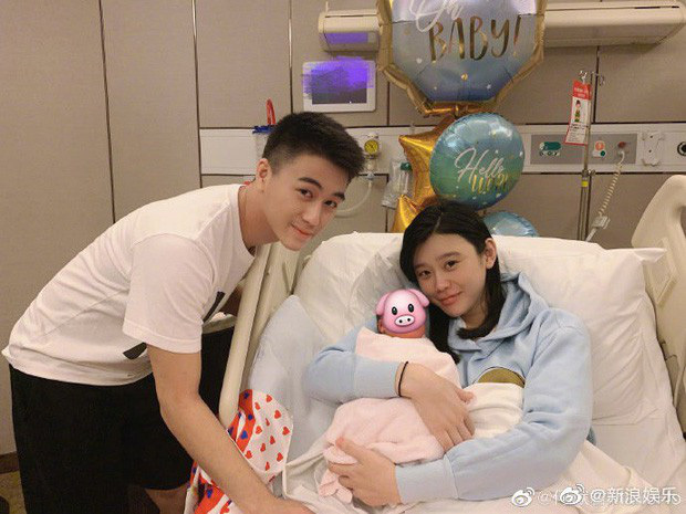  
Siêu mẫu nội y Hề Mộng Dao cùng chồng chụp ảnh kỷ niệm khi vừa sinh con đầu lòng.