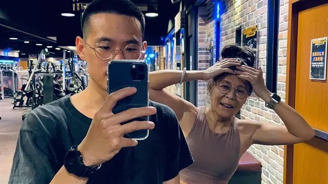  
Hoá ra, hình ảnh "mẹ đường 63 tuổi" này chỉ là "trò đùa" dùng phần mềm chỉnh ảnh của thanh niên họ Lý. (Ảnh: Weibo)