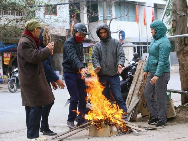  
Người dân đốt sưởi trong thời tiết giá lạnh. (Ảnh: Công luận)