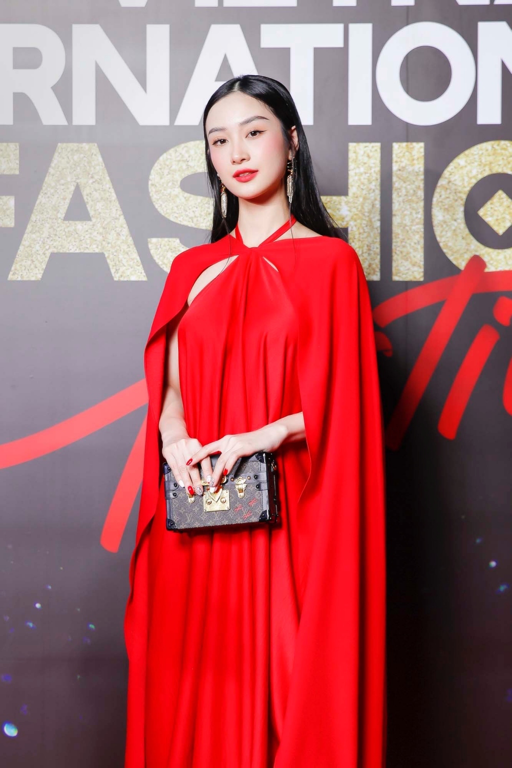  
Diễn viên Jun Vũ nổi bật với chiếc váy rộng tông đỏ.