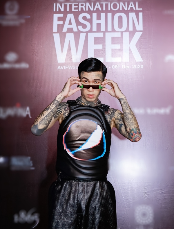  
Góp mặt tại thảm đỏ, rapper Dế Choắt thu hút mọi ống kính báo giới bởi phong cách cá tính (Ảnh: NVCC).