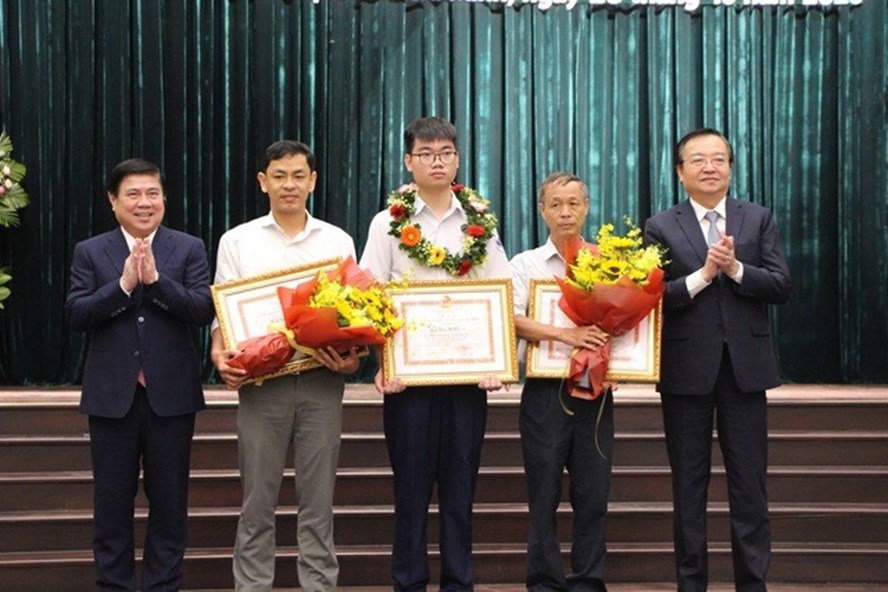 
Thành phố Hồ Chí Minh khen thưởng học sinh đạt giải Olympic năm 2019-2020. (Ảnh: Lao Động)