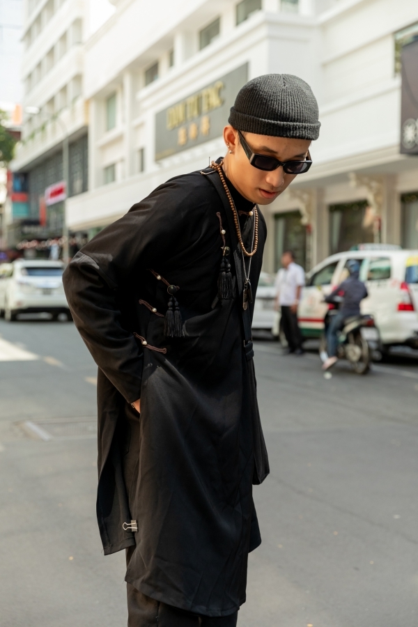  
Hoàng Khang xứng đáng với vị trí outfit đẹp nhất khi phá cách áo dài nam sinh học đường “siêu hot” kết hợp túi đeo chéo to bản(Ảnh: NVCC).