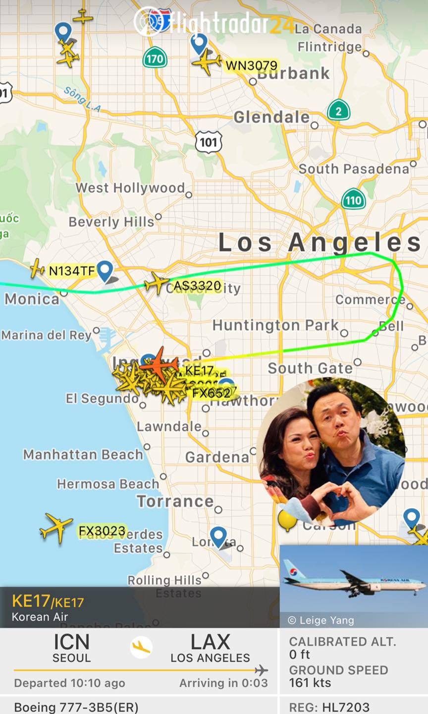 
Chuyến bay số hiệu KE17 chở thi hài cố nghệ sĩ Chí Tài từ Seoul đến Los Angeles đã hạ cánh vào lúc 22h58​ tối qua 13/12