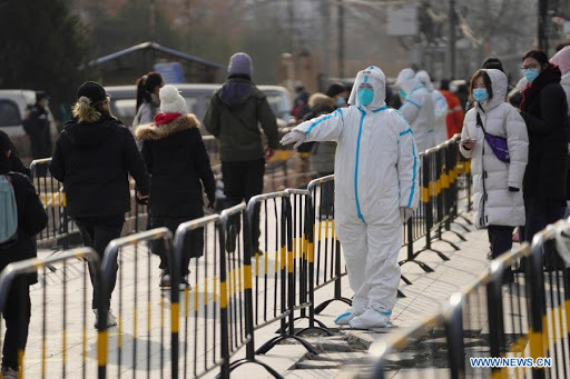  
Nhân viên y tế hướng dẫn người dân vào khu vực xét nghiệm Covid-19 tại Bắc Kinh (Ảnh: News.vn)