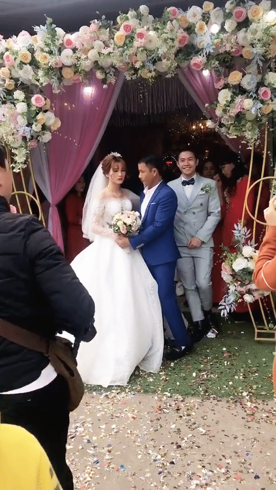  
Chú rể trong đám cưới thực tế là người mặc đồ màu xám bên cạnh. (Ảnh cắt từ video)