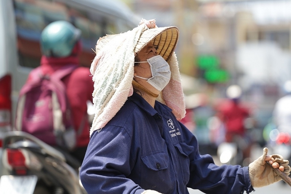  
Người dân cần trang bị đồ dùng thiết yếu như khẩu trang, mũ nón để chống nắng. (Ảnh: PLO).
