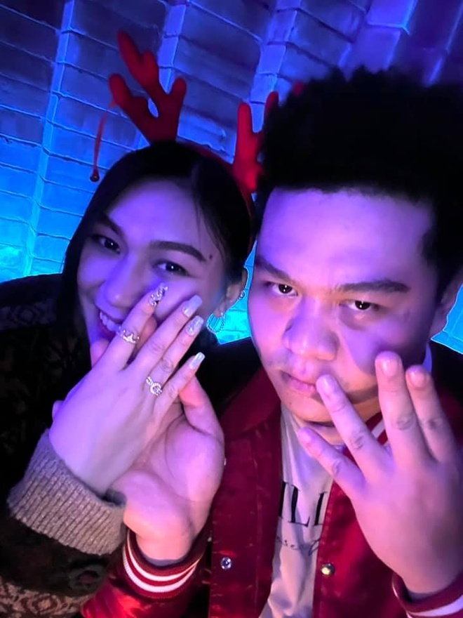  
Yuno Bigboi cầu hôn bạn gái xinh đẹp ngay đêm Giáng sinh. Ảnh: Zing