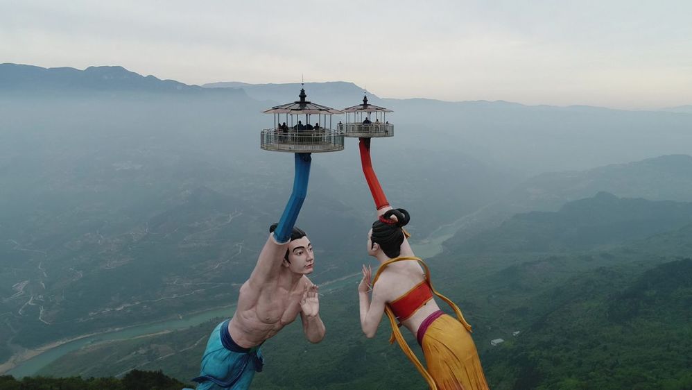  
Phi Thiên Chi Vẫn là cơ sở trải nghiệm giải trí quy mô lớn của Trùng Khánh, bao gồm 2 bức tượng cao hơn 55m có thể xoay vòng duy nhất trên thế giới. (Ảnh: Visual China)