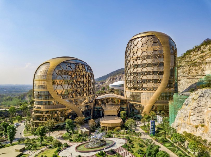  
Xếp thứ 4 trong danh sách "Top tòa nhà xấu nhất 2020" là khách sạn tổ ong đồ sộ tại Nam Kinh. Nguyên nhân chính là vì kiến trúc sư cho rằng hình thức quá kỳ lạ, tôn thờ sự xa hoa và có thể gây ra cảm giác khó chịu cho một số người mắc chứng sợ lỗ tròn (Trypophobia). (Ảnh: Visual China)
