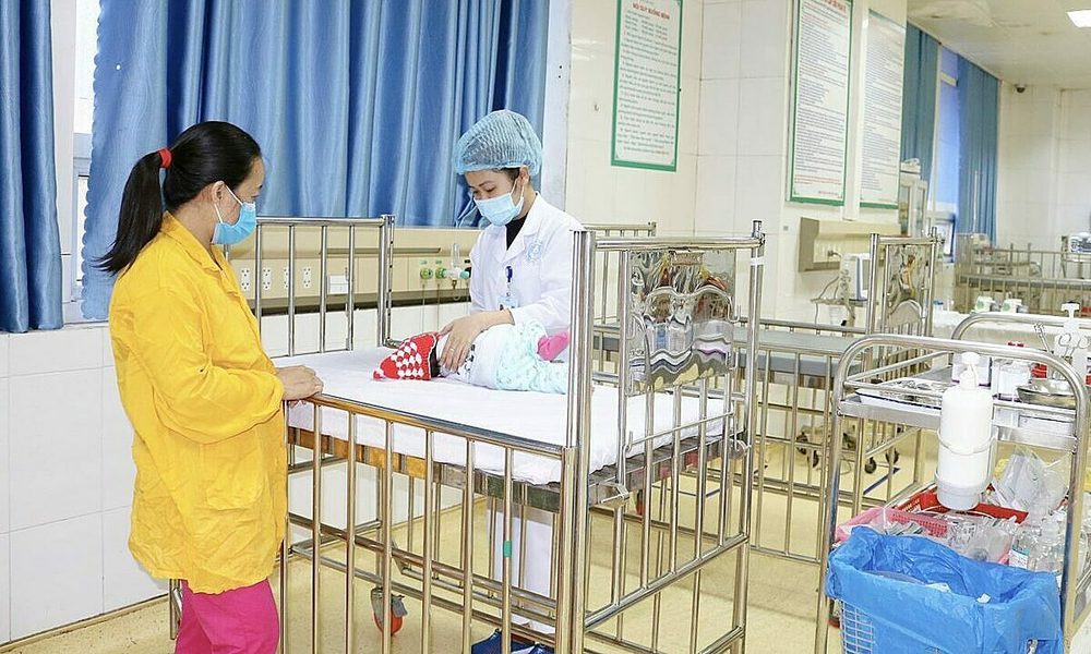  
Một bệnh nhi bị rửa mũi sai cách được cấp cứu tại bệnh viện (Ảnh: Bệnh viện Sản Nhi Bắc Giang)