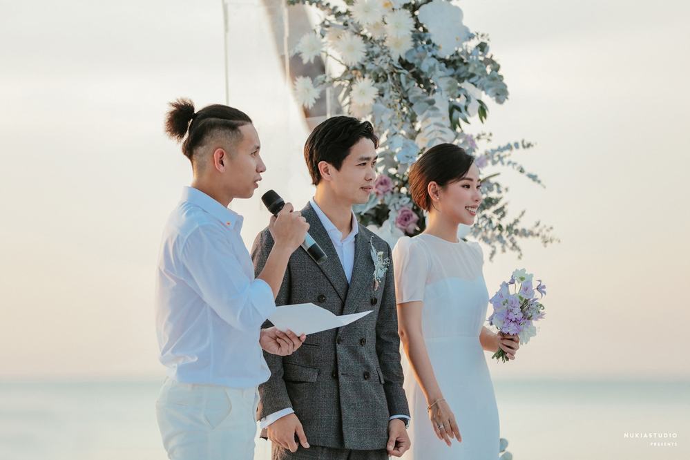  
Đám cưới được tổ chức tại Phú Quốc để chung vui cùng bạn bè. (Ảnh: FBNV)