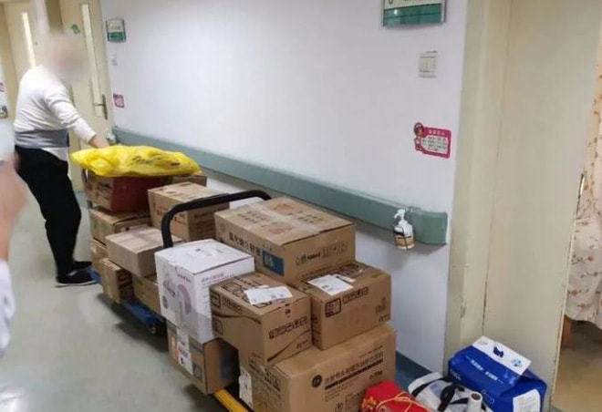  
Họ đã chấp nhận đóng gói đồ rời khỏi bệnh viện. (Ảnh: Chinatimes).