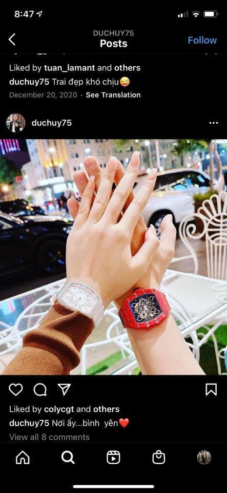 
Trước đó, doanh nhân Đức Huy còn khoe ảnh đan tay Cẩm Đan chú ý nhất là chiếc đồng hồ 1,2 tỉ đắt đỏ trên tay người đẹp (Ảnh chụp màn hình) - Tin sao Viet - Tin tuc sao Viet - Scandal sao Viet - Tin tuc cua Sao - Tin cua Sao