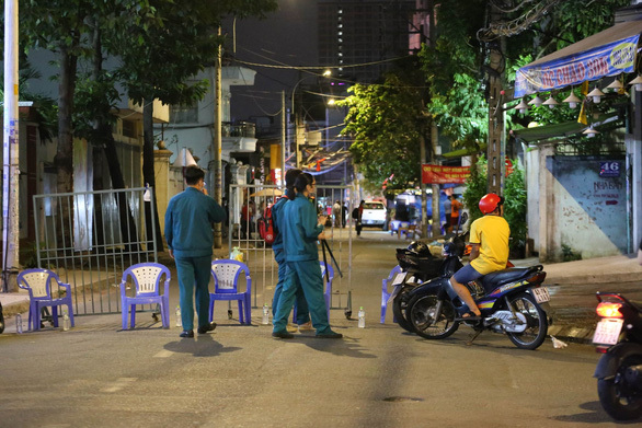 
Một khu vực tại quận Tân Phú được phong tỏa ngay trong đêm giao thừa (Ảnh: Tuổi trẻ)