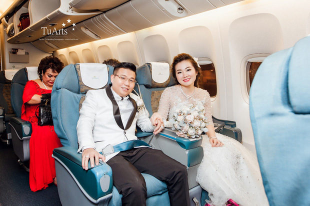  
Đám cưới của Thu Thủy và chồng doanh nhân Sài thành được đưa rước bằng máy bay. (Ảnh: Vietnamnet)
