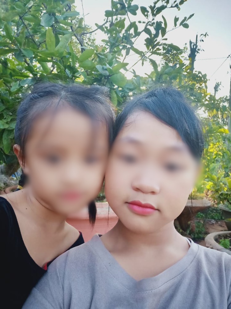  
N. chụp ảnh cùng em gái (Ảnh: Báo Đất Việt)