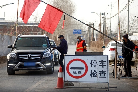  
Ô tô bị chặn kiểm tra tại một chốt gần tỉnh Hà Bắc. (Ảnh: Reuters)