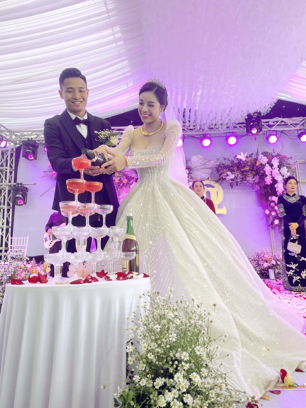  
Trước đó, cặp đôi đã tổ chức lễ cưới tại Hà Tĩnh. (Ảnh: L.N).