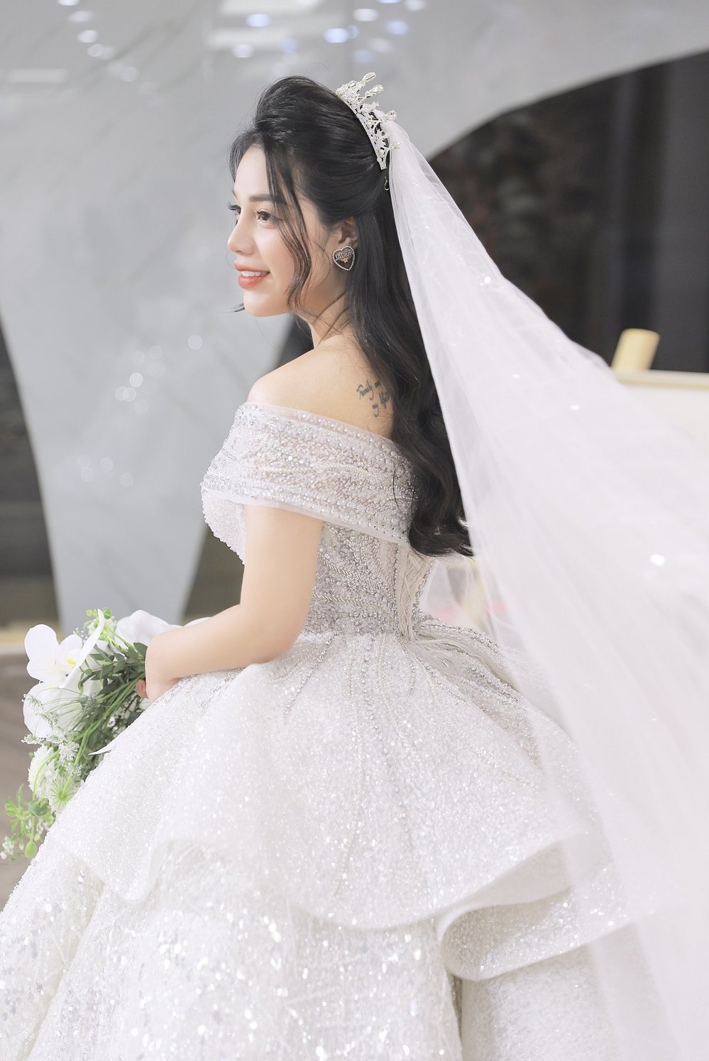 Trung vệ Bùi Tiến Dũng kỳ công thiết kế váy cưới hơn tỉ đồng cho Khánh Linh