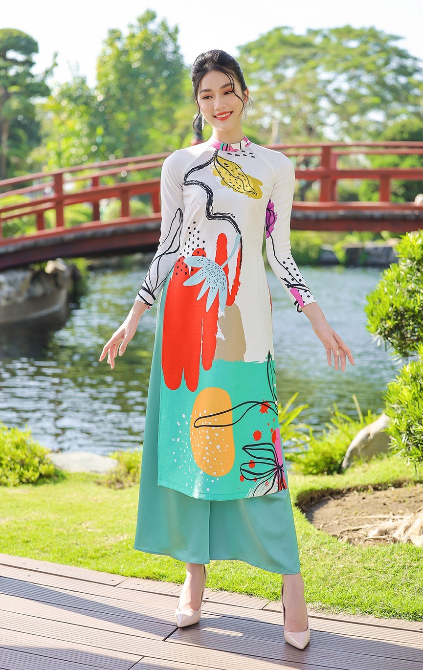  
Sở hữu nét đẹp nhẹ nhàng, Á hậu Phương Anh gây ấn tượng với vẻ mong manh trong tà áo dài cách tân (Ảnh: NVCC).