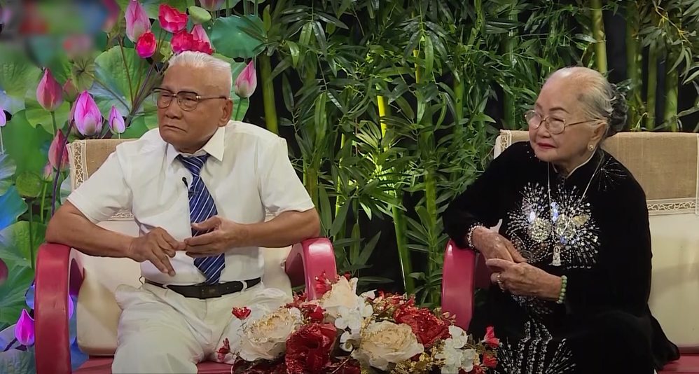  
Cặp vợ chồng 90 và 85 tuổi xuất hiện tại chương trình truyền hình. (Ảnh: Chụp màn hình)