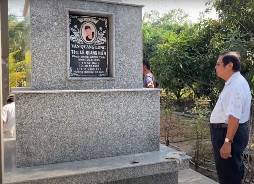  
Trên bia mộ cũng để chi tiết: Ca sĩ Vân Quang Long đầu tiên sau đó mới đến tên khai sinh. (Ảnh: Chụp màn hình) - Tin sao Viet - Tin tuc sao Viet - Scandal sao Viet - Tin tuc cua Sao - Tin cua Sao